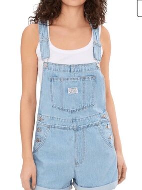 Women’s Levi's Light Blue Denim Overalls shorts size medium